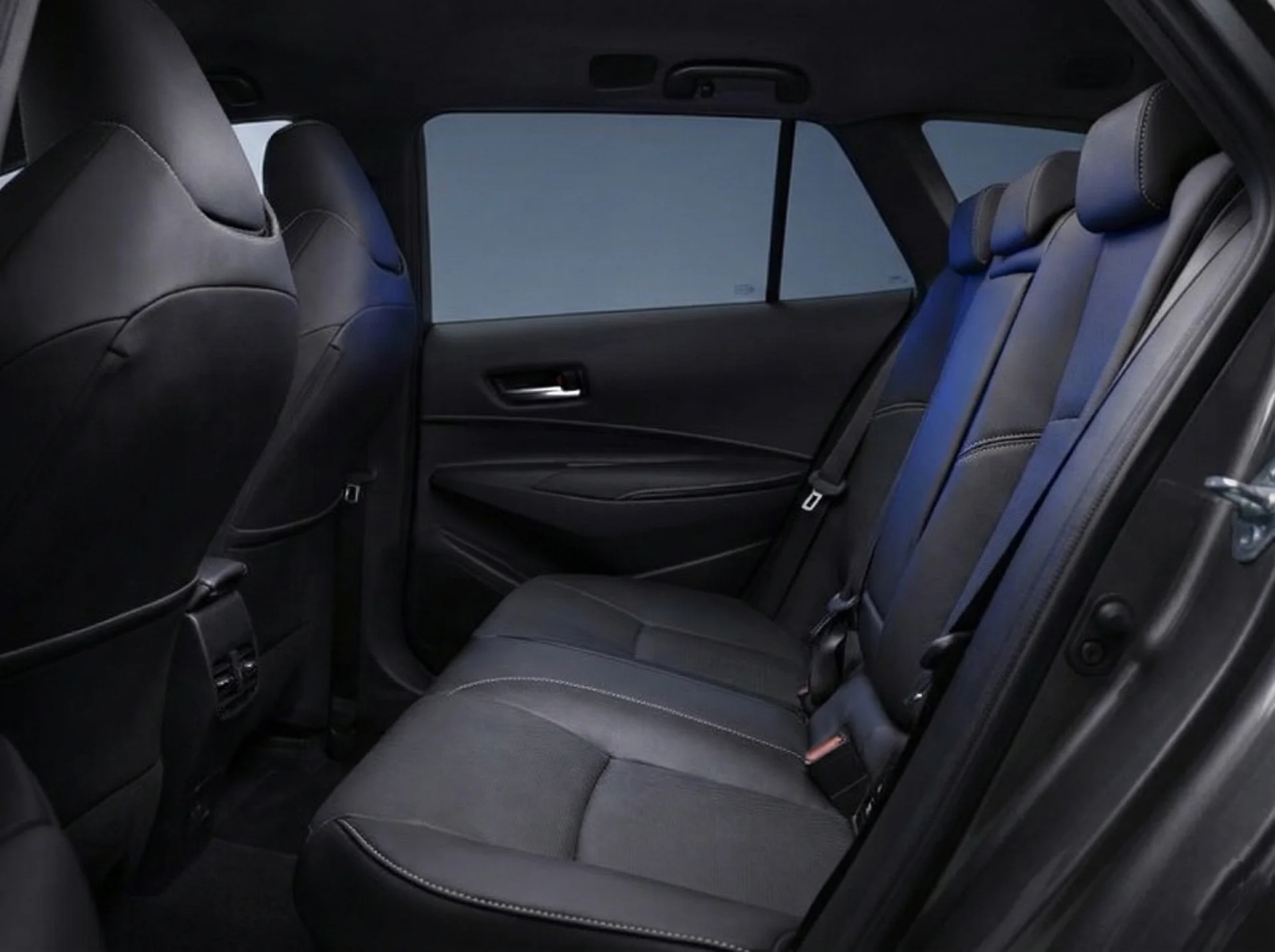 Asientos traseros espaciosos y confortables